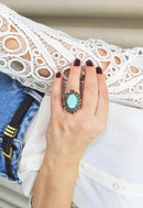 Anel Radiância com pedras marrons e tons de azuis banhado no vintage