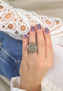 Anel Severina: Redondo Clássico com Pedras Black Diamond no Vintage | Design Premium