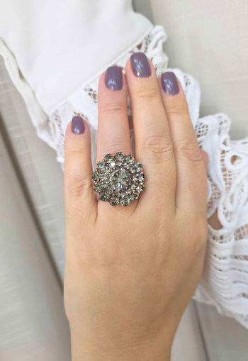 Anel Severina: Redondo Clássico com Pedras Black Diamond no Vintage | Design Premium