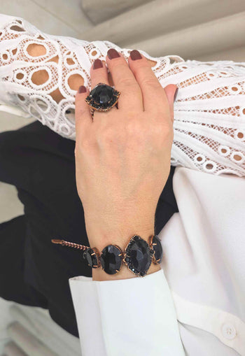 Anel Vanusa: Oval Elegante com Pedras Pretas no Vintage | Brilho na Medida