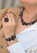 Anel Vanusa: Oval Elegante com Pedras Pretas no Vintage | Brilho na Medida