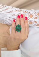 Anel Ariel: Elegante Oval com Pedras Verde Esmeralda no Vintage | Peça Exclusiva