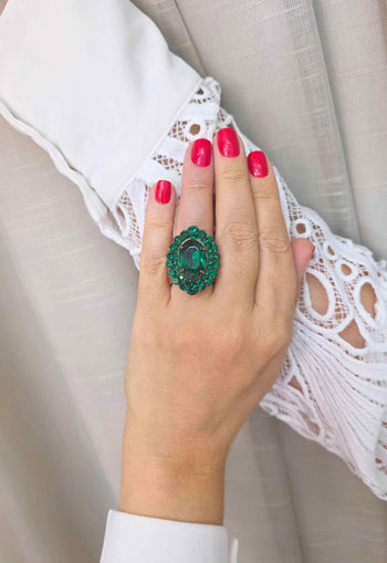 Anel Ariel: Elegante Oval com Pedras Verde Esmeralda no Vintage | Peça Exclusiva