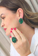 Anel Ariel: Elegante Oval com Pedras Verde Esmeralda no Vintage | Peça Exclusiva