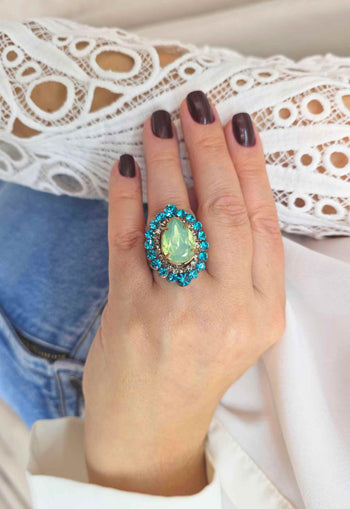 Anel Izaura oval com strass e gota verde banhado no vintage