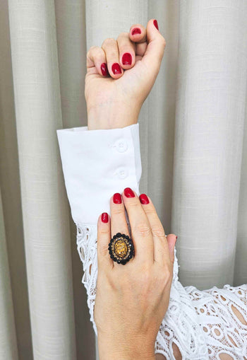 Anel Zoe terra oval com pedras pretas e marrom banhado no vintage