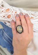 Anel Fortuna oval com strass jet e pedra central  acinzentada no banho vintage