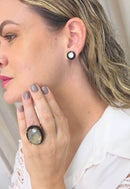Anel Fortuna oval com strass jet e pedra central  acinzentada no banho vintage