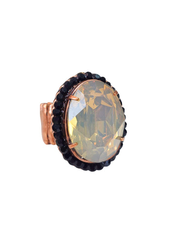 Anel Fortuna oval com strass jet e pedra central  acinzentada no banho vintage