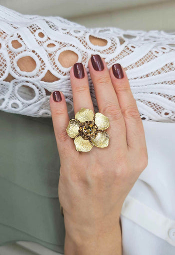 Anel Margarida em formato de flor banhado no dourado