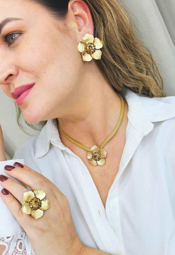 Anel Margarida em formato de flor banhado no dourado