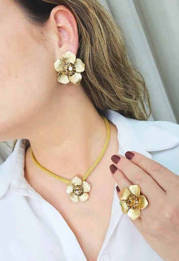 Anel Margarida em formato de flor banhado no dourado