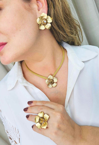 Anel Margarida em formato de flor banhado no dourado