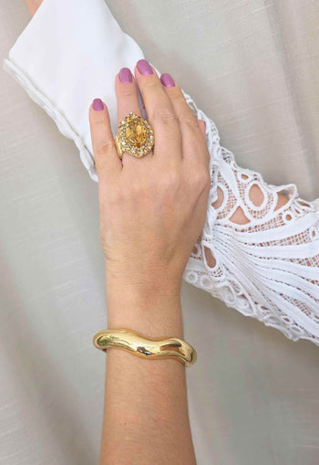Bracelete Cleide Gold: Clássico de Metal no Dourado | Sahara Acessórios
