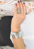 Bracelete Elaine: Moderno de Metal com Borboleta Esmaltada no Prata | Sahara Acessórios