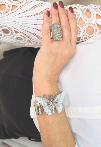 Bracelete Elaine: Moderno de Metal com Borboleta Esmaltada no Prata | Sahara Acessórios