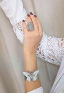 Bracelete Elaine: Moderno de Metal com Borboleta Esmaltada no Prata | Sahara Acessórios