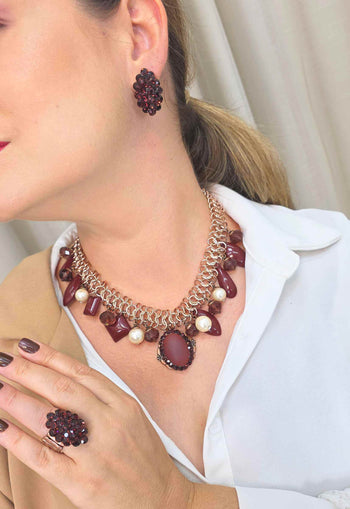 Brinco Vintage Mabel com Strass Bordô - Bijuteria Fina Artesanal