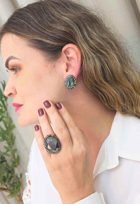 Brinco Meridiana: Elegante Oval com Gota Verde e Hematites no Ouro Velho | Sahara Acessórios