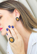 Brinco Expressão oval de pedras azuis e mostrada banhado no ouro velho