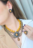 Brinco Expressão oval de pedras azuis e mostrada banhado no ouro velho