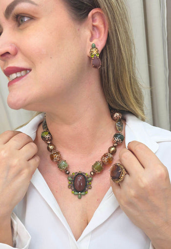Brinco Miragem de pedras verdes e marrons banhado no vintage