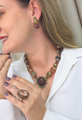 Brinco Miragem de pedras verdes e marrons banhado no vintage