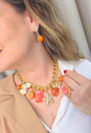 Brinco Paraíso Tropical de pedras corais banhado no dourado