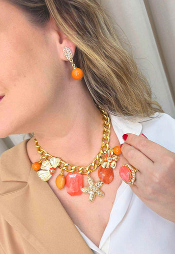 Brinco Paraíso Tropical de pedras corais banhado no dourado