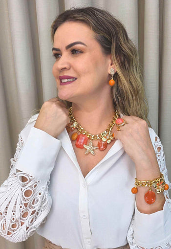 Brinco Paraíso Tropical de pedras corais banhado no dourado