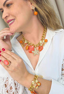 Brinco Paraíso Tropical de pedras corais banhado no dourado