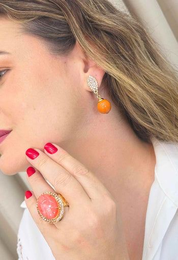 Brinco Paraíso Tropical de pedras corais banhado no dourado