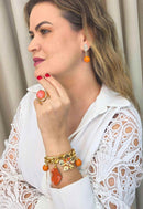 Brinco Paraíso Tropical de pedras corais banhado no dourado