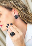 Brinco Estela retangular com pedras pretas banhado no onix