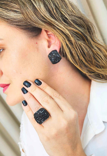 Brinco Estela retangular com pedras pretas banhado no onix