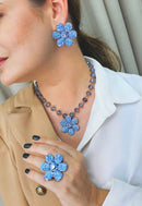 Brinco Avelina jeans de flor com strass azuis banhado no vintage