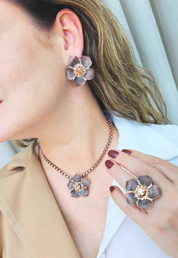 Brinco Margarida em formato de flor banhado no vintage