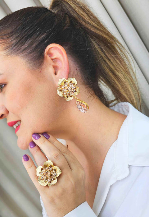 Brinco Lira Gold de flor com gota e pedras pêssego banhado no dourado