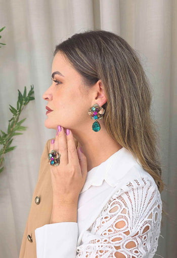 Brinco Lira: Floral com Pedras Coloridas e Gota Verde Banhado no Ouro Velho | Casual Chic para o Dia a Dia