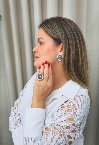 Brinco Aletéia de flor prata com strass hematite