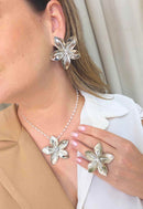 Maxi Brinco Florença: Formato de Flor com Strass Cristal Banhado no Prata | Destaque no seu Look