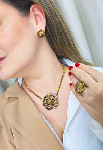 Brinco Tatiana com pedras aurum banhado no vintage