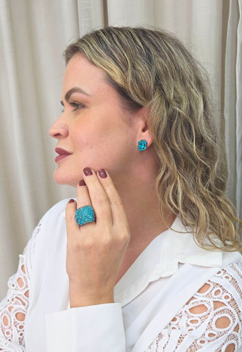 Brinco Noir pequeno de pedras blue zircon banhado no ouro velho