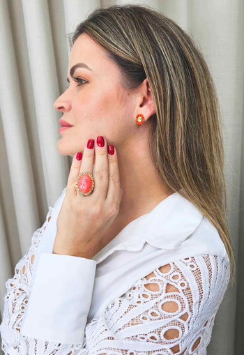 Brinco Raquel pequeno com pedras em tons coral e boreal banhado no dourado