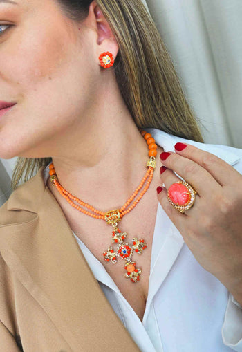 Brinco Raquel pequeno com pedras em tons coral e boreal banhado no dourado