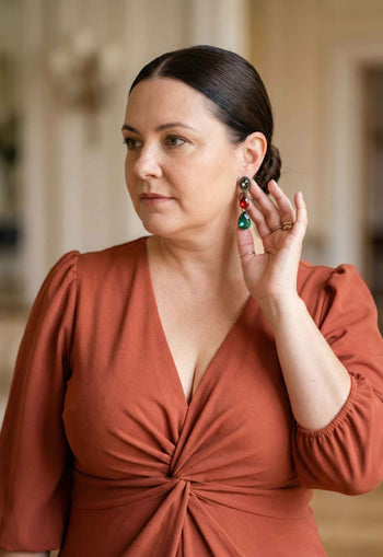 Brinco Flaviana: Comprido e Delicado de Gotas Coloridas no Ouro Velho | Seleção Especial da Dai