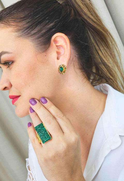 Brinco Dalila oval com pedras verde esmeralda banhado no dourado