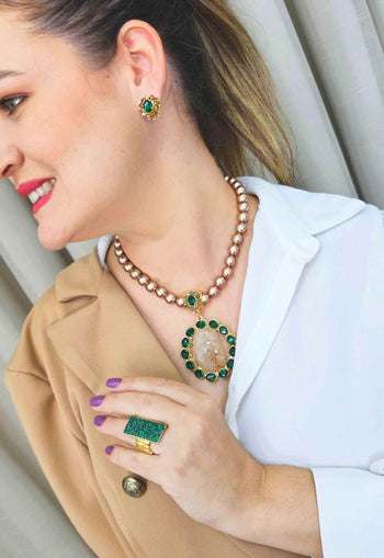 Brinco Dalila oval com pedras verde esmeralda banhado no dourado