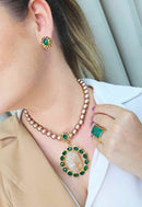 Brinco Dalila oval com pedras verde esmeralda banhado no dourado