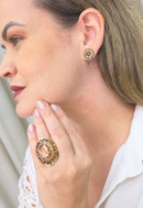Brinco Vick Vicentina: Pequeno e Redondo com Pedras Peach e Marrom no Dourado | Design By Sahara